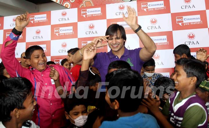 Vivek Oberoi celebrates Diwali with children suffering from cancer