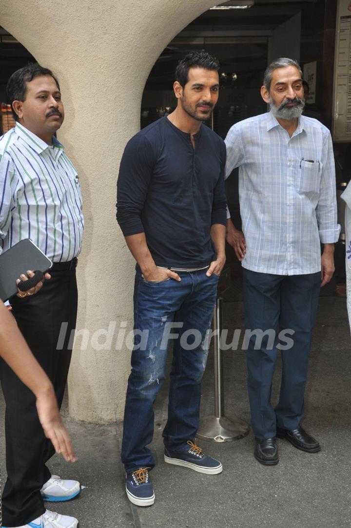 John Abraham, Raageshwari flag off ‘diabetic walk’