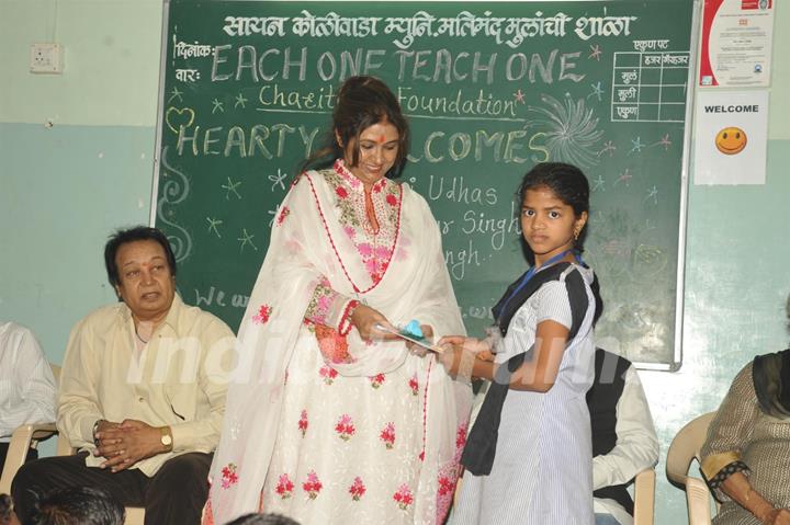 Pankaj Udhas Bhupinder Singh and Mitali Singh at Each One Teach One learning center