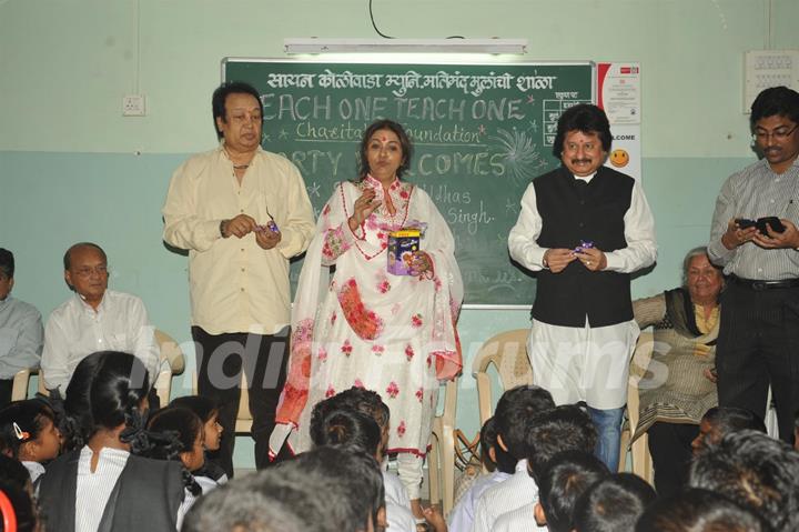 Pankaj Udhas Bhupinder Singh and Mitali Singh at Each One Teach One learning center