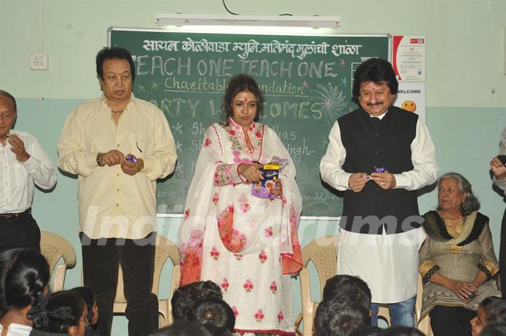 Pankaj Udhas Bhupinder Singh and Mitali Singh at Each One Teach One learning center