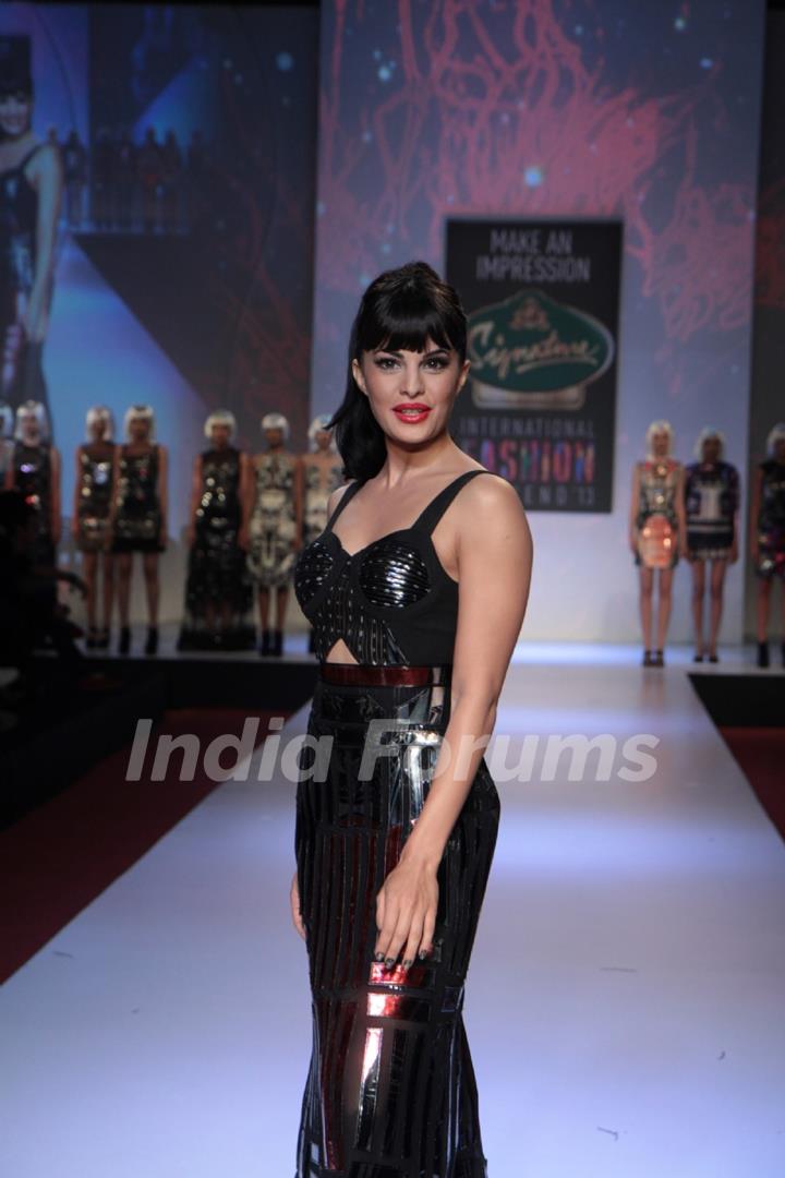 Jacqueline Fernandez, Sahar Biniaz, Srishti Rana walk the ramp at Signature International Fashion Weekend 2013 for Falguni and Shane Peacock in Mumbai