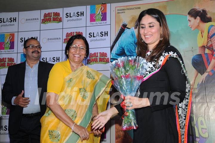 Kareena Kapoor, Imran khan & Director Punit Malhotra of &quot;Gori Tere Pyaar Mein&quot; meet & greet 5 lucky winners of a contest at R City Mall