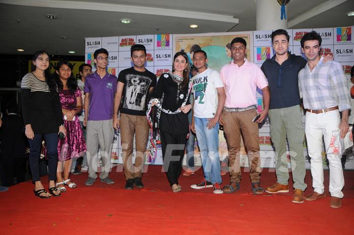 Kareena Kapoor, Imran khan & Director Punit Malhotra of &quot;Gori Tere Pyaar Mein&quot; meet & greet 5 lucky winners of a contest at R City Mall