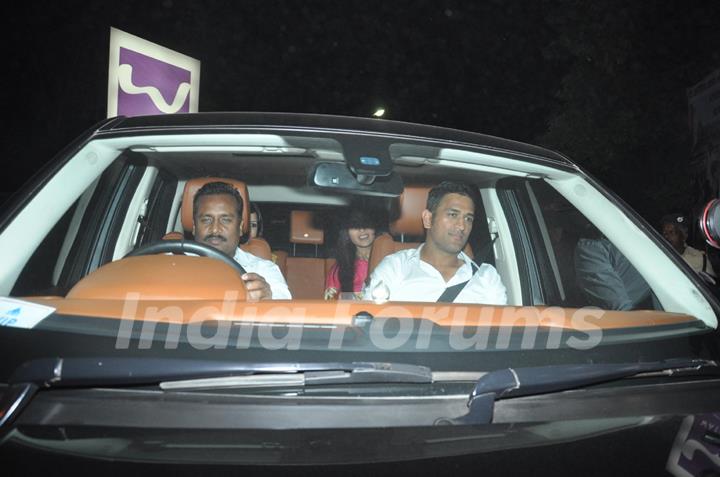 Dhoni arrives at Sachin Tendulkar's Grand Party