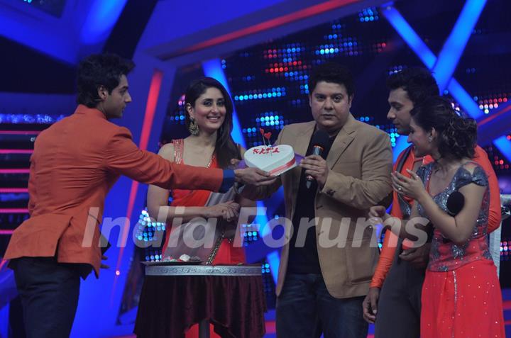 Sajid Khan shows the cake to everyone on Nach Baliye 6