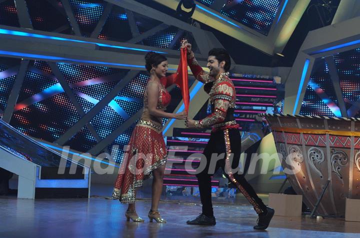 Gurmeet and Debina do the 'Rumal Aapka' step on Nach Baliye 6