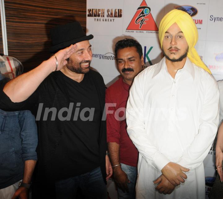 Sunny Deol unveils the statue of Shahid Bhagat Singh