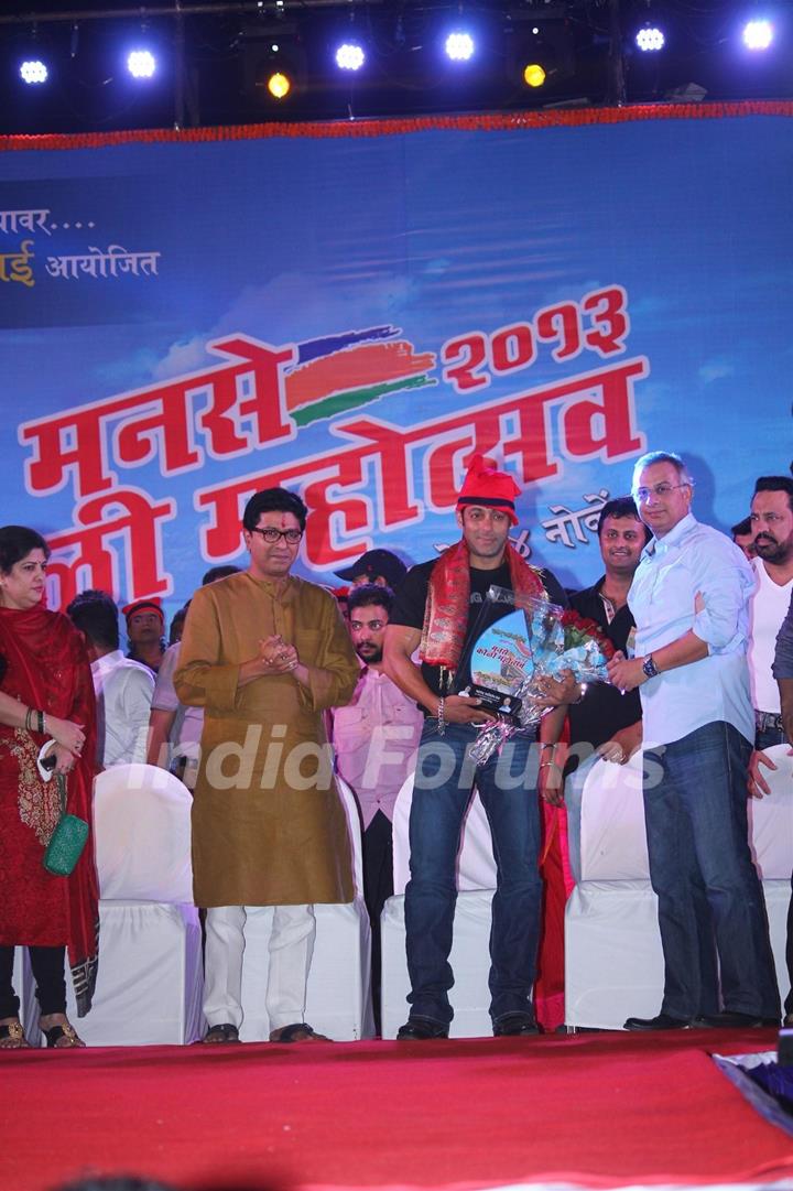 MNS chief Raj Thackeray and Actor Salman Khan inaugurated the Koli Mahotsav