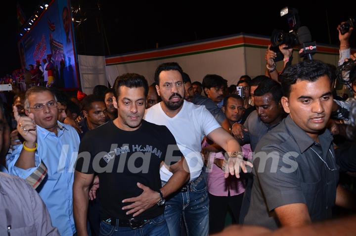 MNS chief Raj Thackeray and Actor Salman Khan inaugurated the Koli Mahotsav