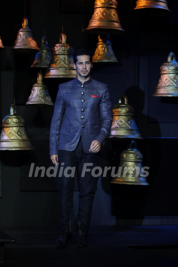 Dina Morea walks the ramp at the Blenders Pride Fashion Tour 2013