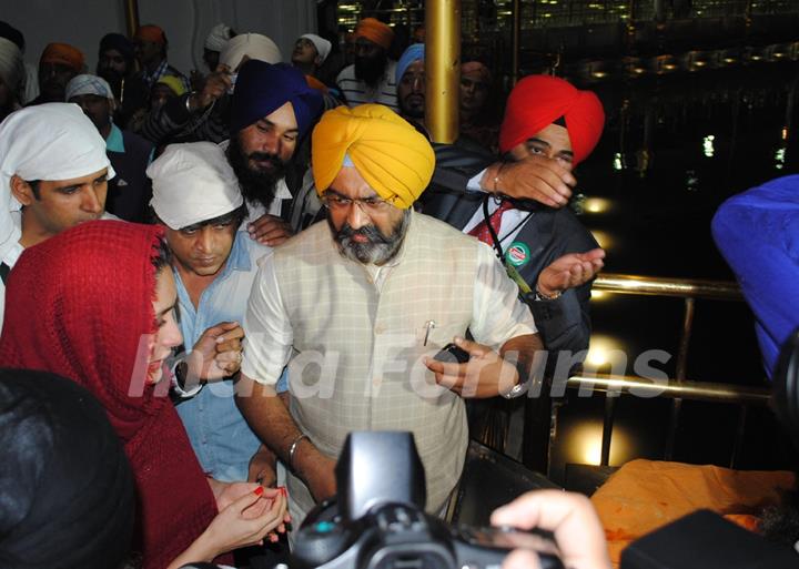 Kareena Kapoor pays obeisance at Golden Temple