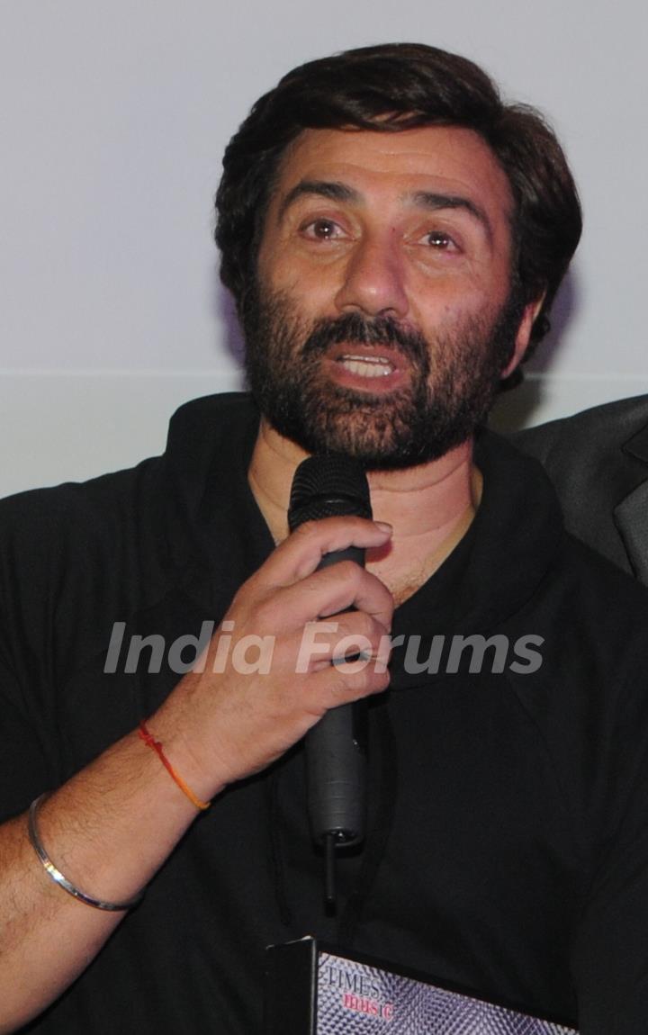 Toshi & Sharib's French kiss unveiled by Sunny Deol