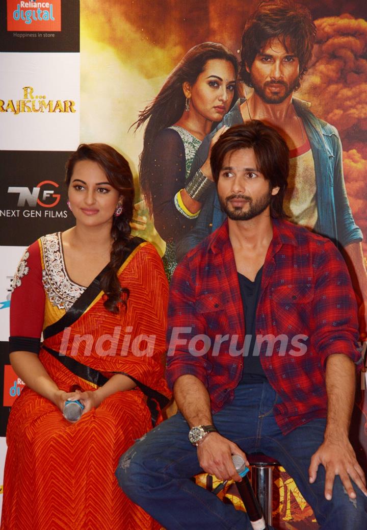 Sonakshi Sinha and Shahid Kapoor during R...Rajkumar promotions