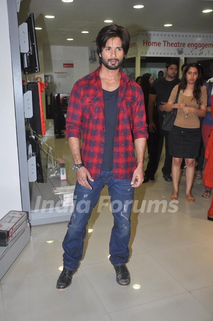 Shahid Kapoor walks in for R...Rajkumar promotions