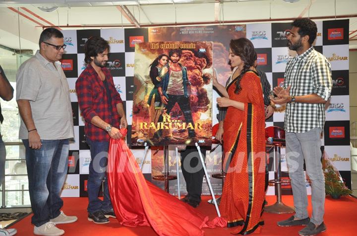 Shahid and Sonakshi unveil the R... Rajkumar comic during the promotions of the movie