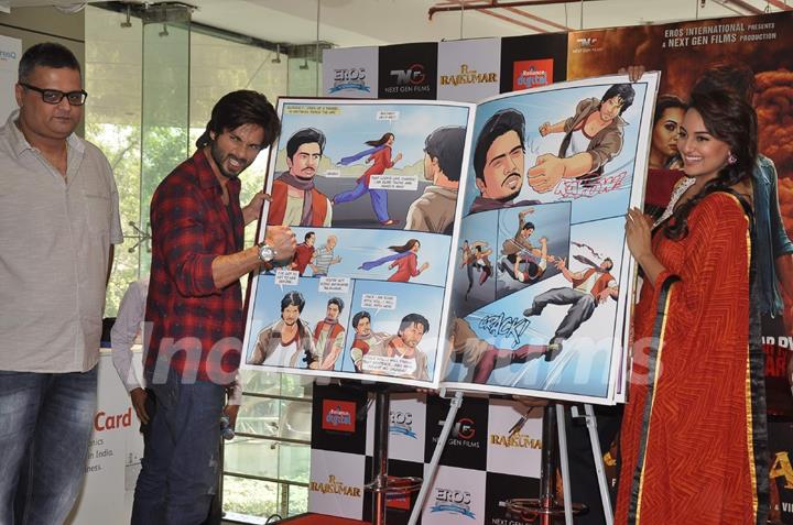 Shahid and Sonakshi pose alongside the R...Rajkumar comic during the promotions