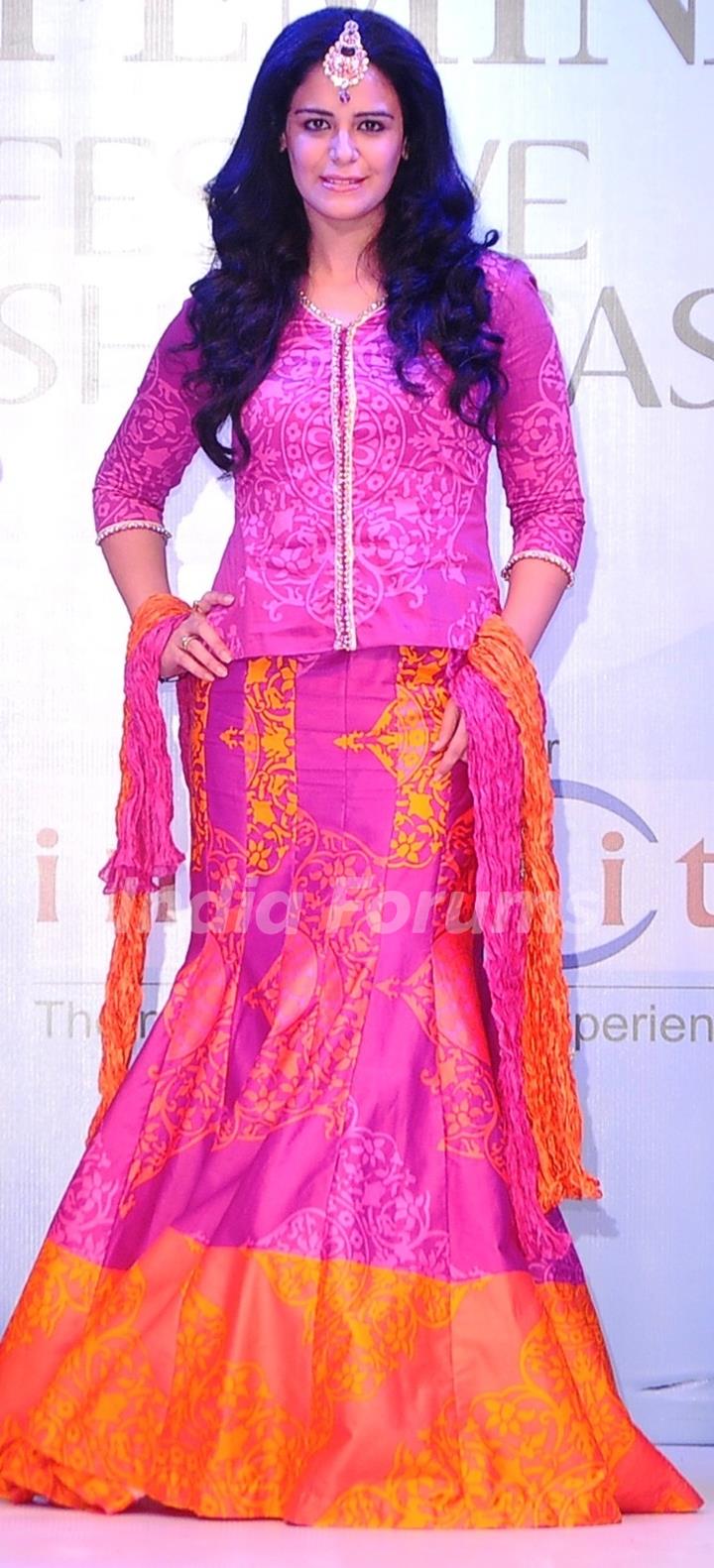 Mona Singh walks the ramp at the Launch of Tangerine Home Couture