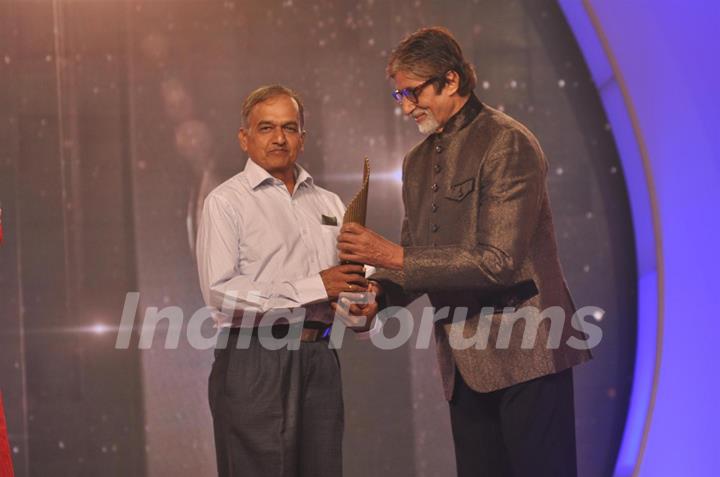 Amitabh Bachchan felicitates a Senior Citizen at the  Awards Ceremony