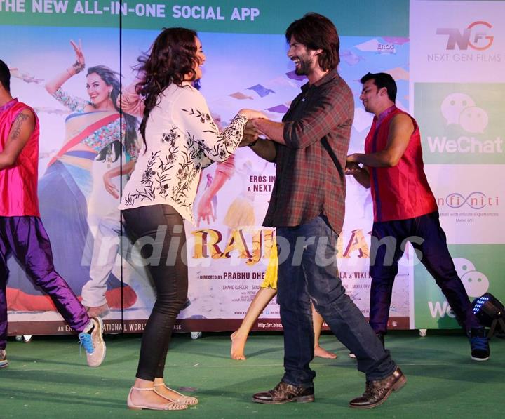 Shahid and Sonakshi perform at the Promotion of the R.... Rajkumar