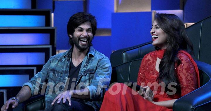 Shahid and Sonakshi promote R.... Rajkumar on the sets of Dance India Dance