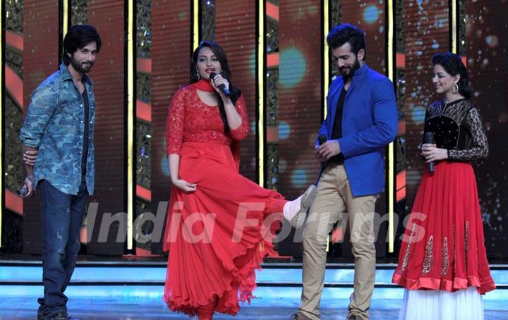 Sonakshi shows her injured foot on Dance India Dance Season 4