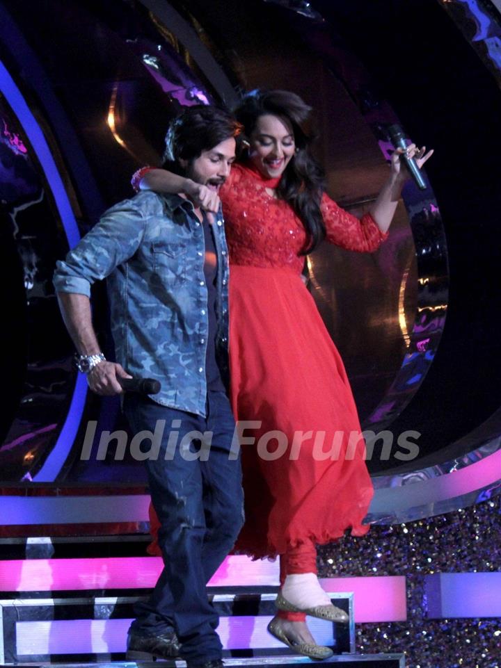 Shahid helps Sonakshi to walk on Dance India Dance