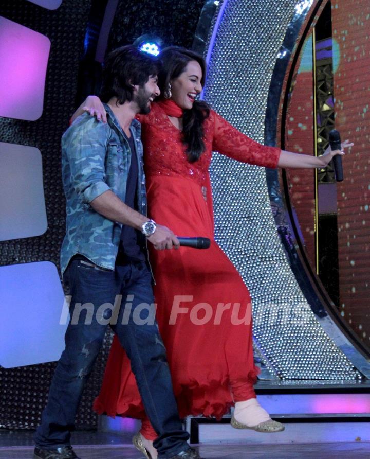 Shahid helps Sonakshi to walk on Dance India Dance