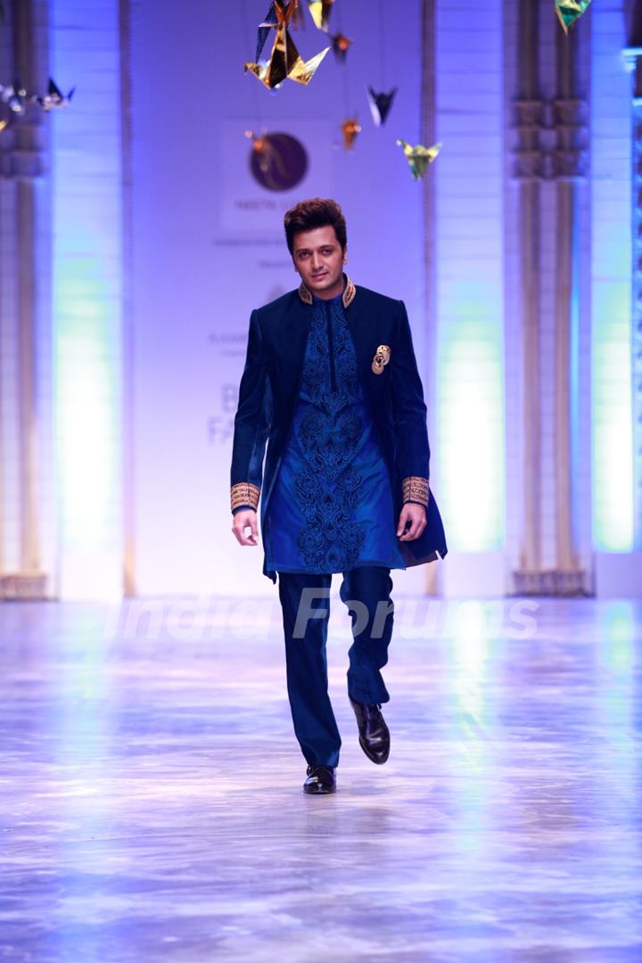 Ritesh walks the ramp at the Aamby Valley India Bridal Fashion Week - Day 6