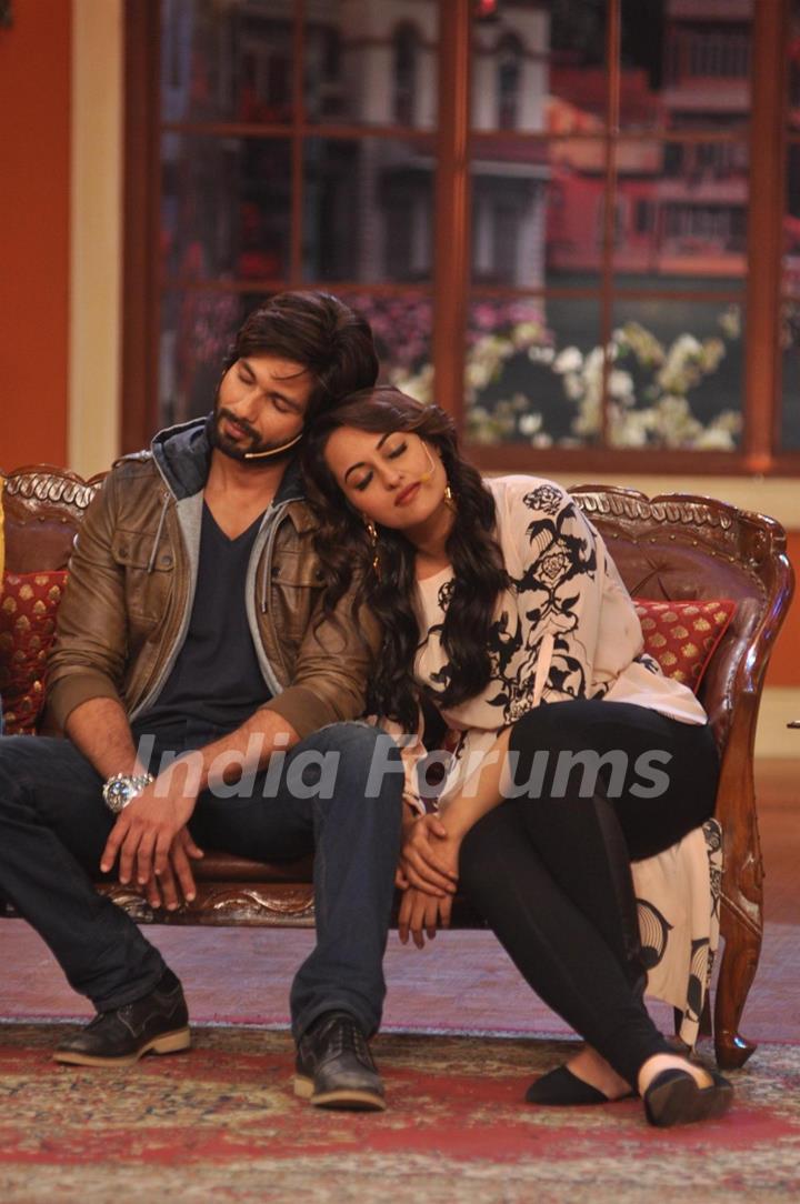 Shahid and Sonakshi Promote R....Rajkumar on Comedy Nights with Kapil