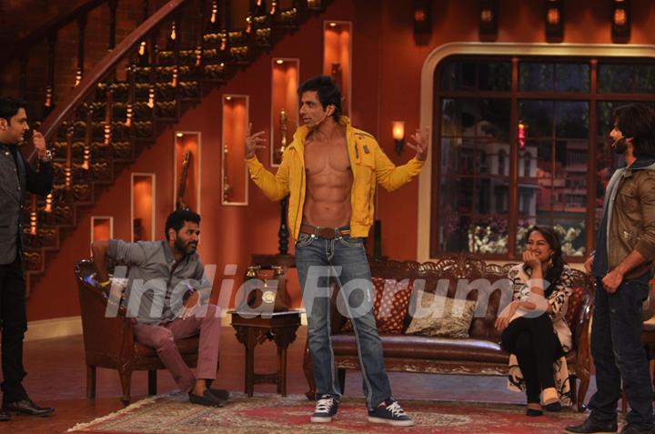 Sonu Sood shows of his body on Comedy Nights with Kapil