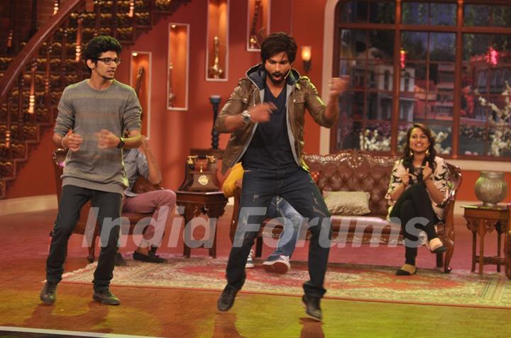 Shahid performs with a fan on Comedy Nights with Kapil