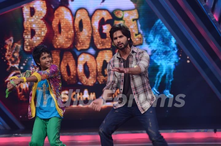 Shahid performs at the Grand premiere of Boogie Woogie