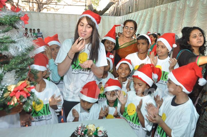 Lauren celebrates Christmas with the children of Smile Foundation