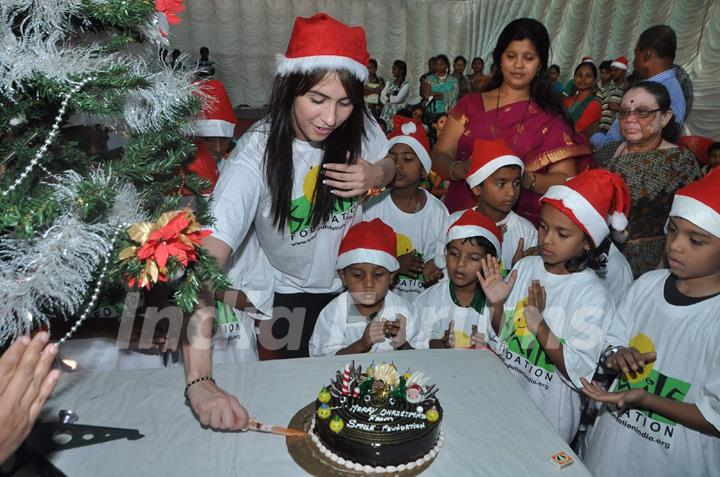 Lauren celebrates Christmas with the children of Smile Foundation