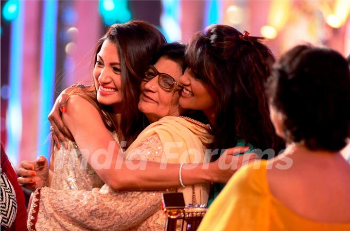 Gauhar greets her mother and sister at Bigg Boss Saat 7 Grand Finale