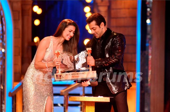 Salman hands over Gauhar the trophy of Bigg Boss Saat 7