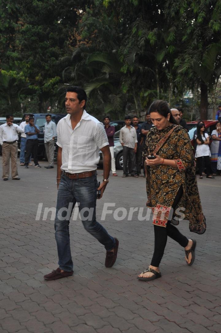 Anup Soni and Juhi Babbar at Farooq Shaikh's Condolence Meeting