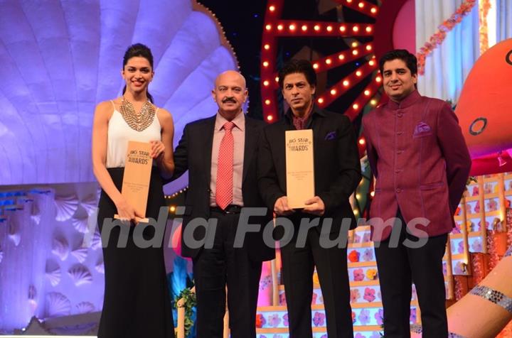 Deepika Padukone and Shahrukh Khan with Rakesh Roshan during Big Star Entertainment Awards