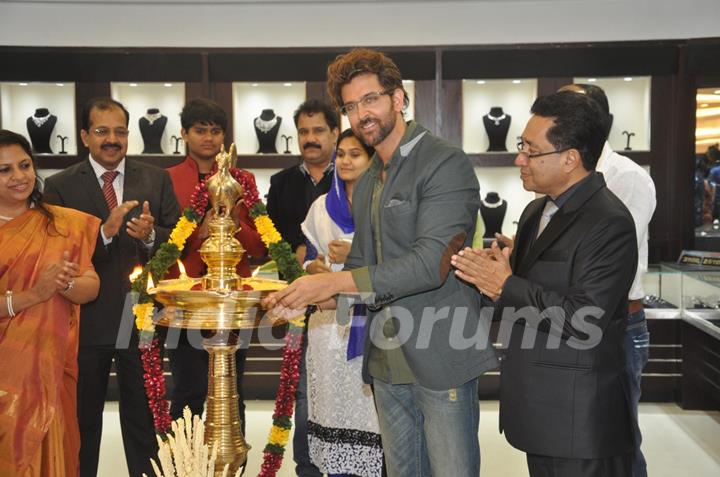 Hrithik lights the inaugural lamp of Joyalukkas jewellery showroom