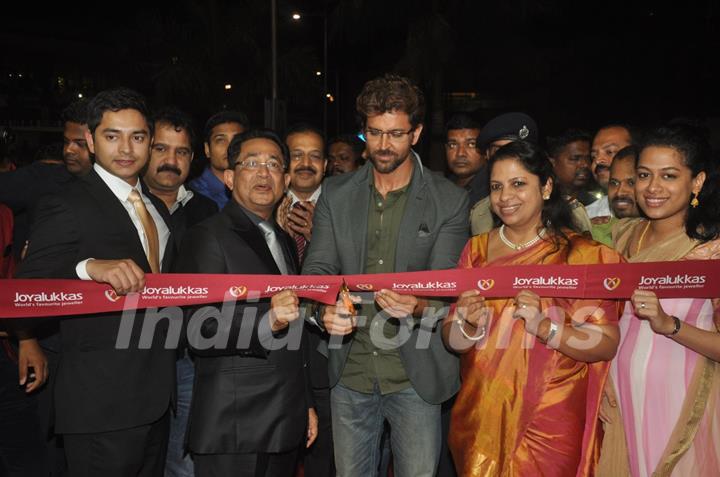 Hrithik inaugurates Joyalukkas jewellery showroom