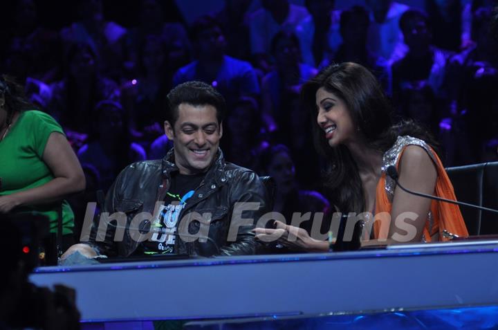 Salman Khan & Shilpa Shety share a joke on Nach Baliye 6