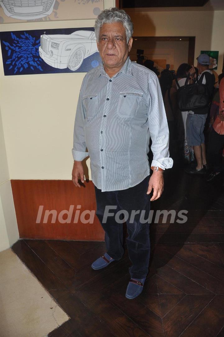 Om Puri during Prateek Sharma's art show