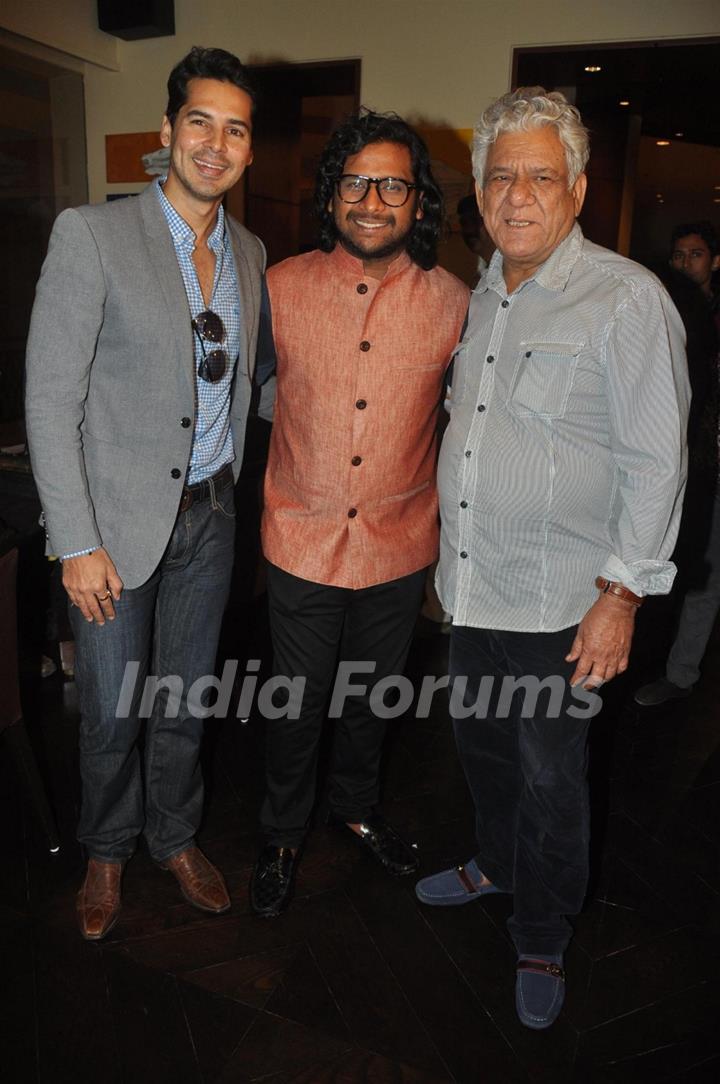 Om Puri and Dino Morea during Prateek Sharma's art show