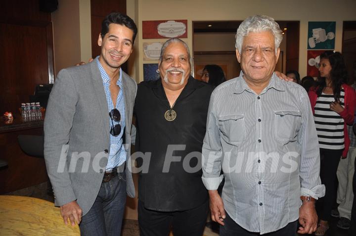 Om Puri and Dino Morea during Prateek Sharma's art show