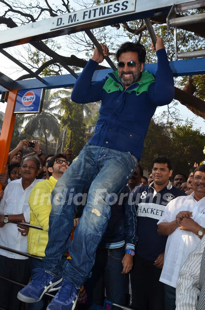 Akshay Kumar sports some pull ups at Dino Morea's DM Fitness Station