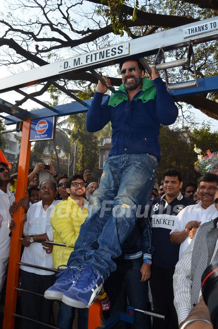 Akshay Kumar sports some pull ups at Dino Morea's DM Fitness Station