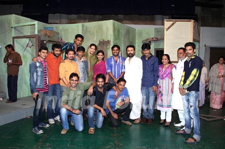 The entire team of the play 'Sakaram Binder'