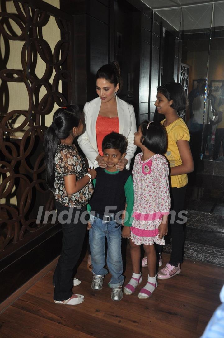 Madhuri Dixit with her fans during Dedh Ishqiya Promotions