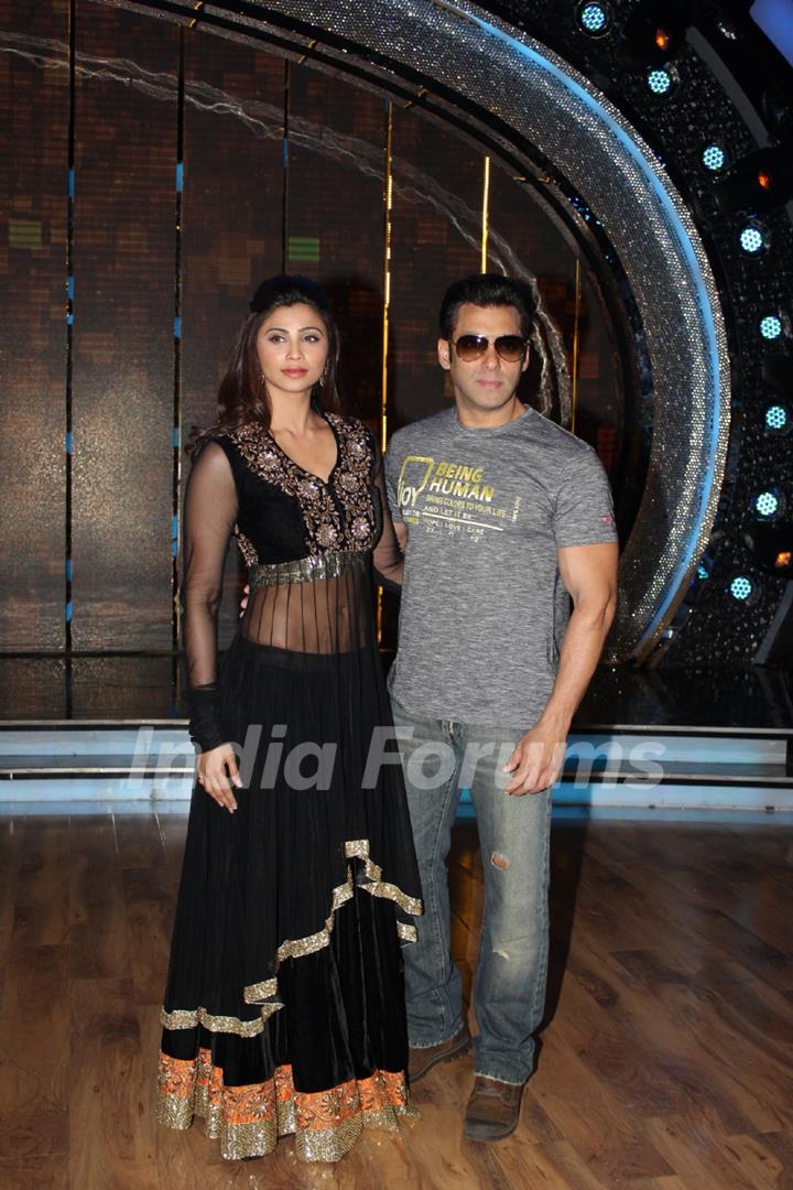 Salman Khan and Daisy Singh promotes Jai Ho on Dance India Dance